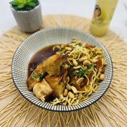 Poulet teriyaki, nouilles chinoises,  wok de légumes*, cacahuètes et menthe