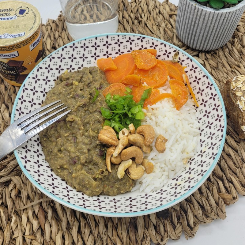 Dahl Makhani aux lentilles, épinards, gingembre, haricots rouges, carottes, riz, noix de cajou