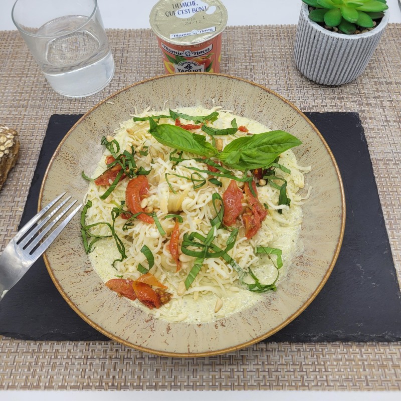 Gnocchis à la crème de pesto vert, tomates confites, parmesan, noisettes et basilic frais