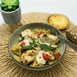 Pâtes au poulet, bacon, sauce crémeuse à l'ail et au basilic