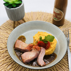 Lomo de porc au piment d'Espelette, purée de pommes de terre et carottes