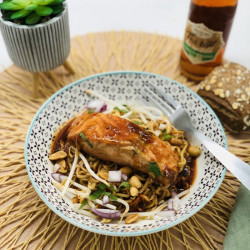 Pavé de saumon sauce asiatique, nouilles chinoises au wok de légumes*, cacahuètes et menthe