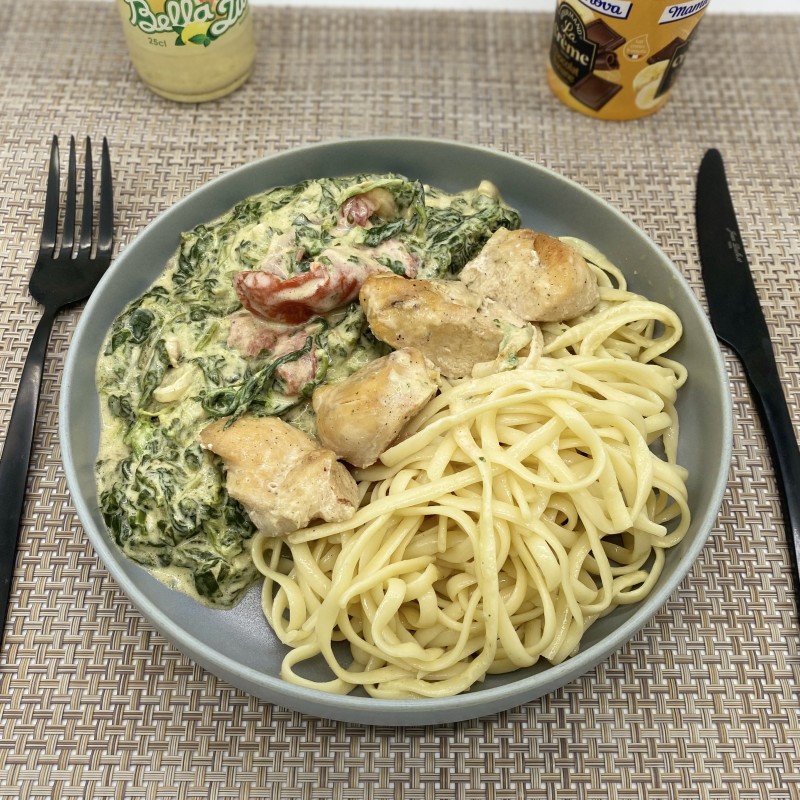 Poulet crémeux au parmesan, épinards, tomates confites et pâtes