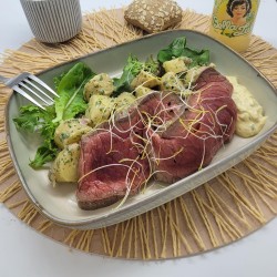 Rôti de boeuf mariné à l'échalote,  salade de pomme de terre à la sauce tartare maison et oignon frits