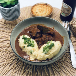 Boeuf en sauce à l'Africaine* et polenta crèmeuse aux cebettes