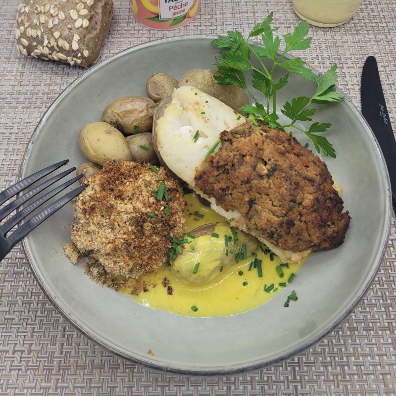 Cabillaud à la bordelaise sauce safranée, tomate provençale et pommes de terre grenaille persillées