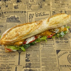 Sandwich Crusty : poulet pané, sauce tartare, parmesan, oignons frits, tomate, salade