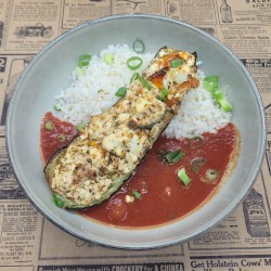 Courgettes farcies à feta, herbes, origan et tomates confites, sauce tomate et riz