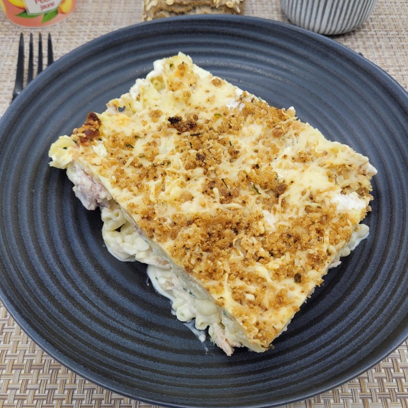 Gratin de macaronis, saucisse fumée, lardon, oignon, poivre, crème de maïs au cheddar, mozzarella