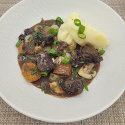 Boeuf bourguignon* écrasé de pomme de terre