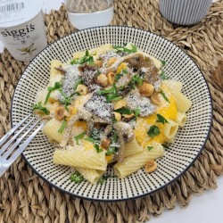 Pâtes crème de potimarron, parmesan, fricassée de champignons persillés et noisettes
