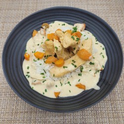 Emincé de poulet, crème de gingembre, carottes rôties, riz et noix de Cajou