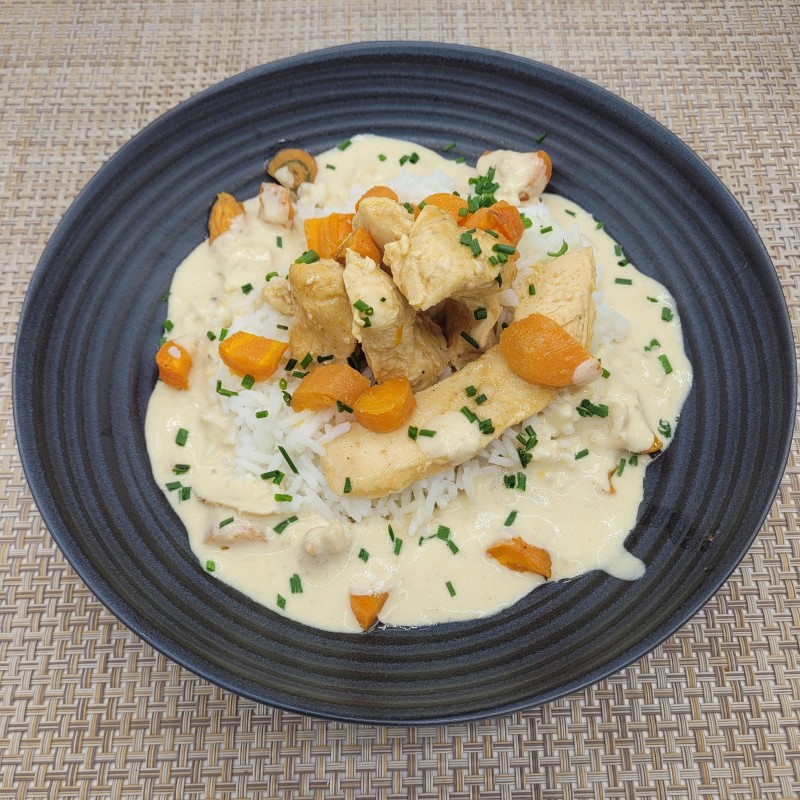 Emincé de poulet, crème de gingembre, carottes rôties, riz et noix de Cajou
