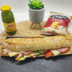 Sandwich Colorado : lard fumé, sauce moutarde barbecue, cheddar, oignons frits, tomate, salade