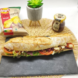 Sandwich Le Manzo : émincé de boeuf séché, sauce au poivre, parmesan, oignons frits, tomate, salade