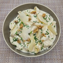 Pâtes au gorgonzola, noix, parmesan et oignons nouveaux