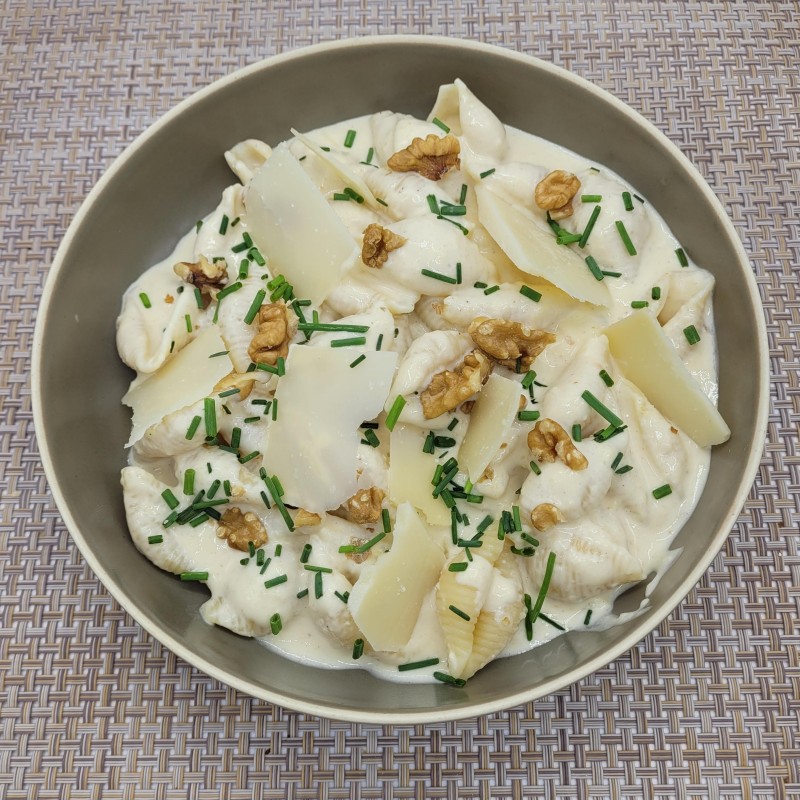 Pâtes au gorgonzola, noix, parmesan et oignons nouveaux
