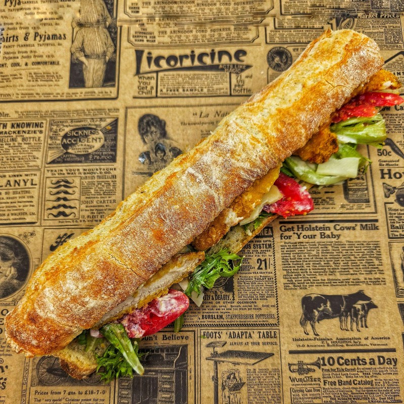 Sandwich César : poulet pané, sauce césar, parmesan, tomate, salade