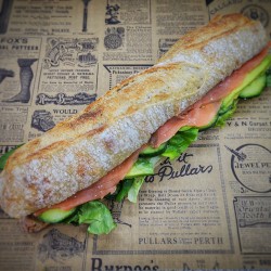 Sandwich Le Lillehammer : saumon fumé, fromage frais, concombre, oignons rouges, salade