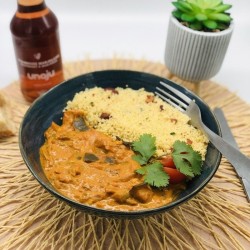 Curry d'aubergines au lait de coco et semoule aux amandes