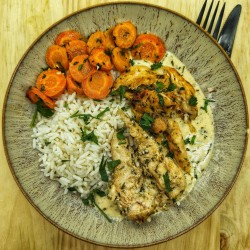 Aiguillettes de poulet sauce à l'estragon, riz et carottes persillées