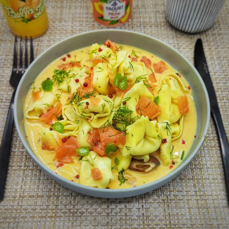 Ravioles au saumon, crème a l'aneth et citron, saumon fumé, baies roses, parmesan, aneth
