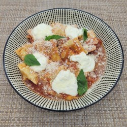 Ravioles épinard / ricotta, coulis de tomate au basilic frais, crème de burrata et parmesan