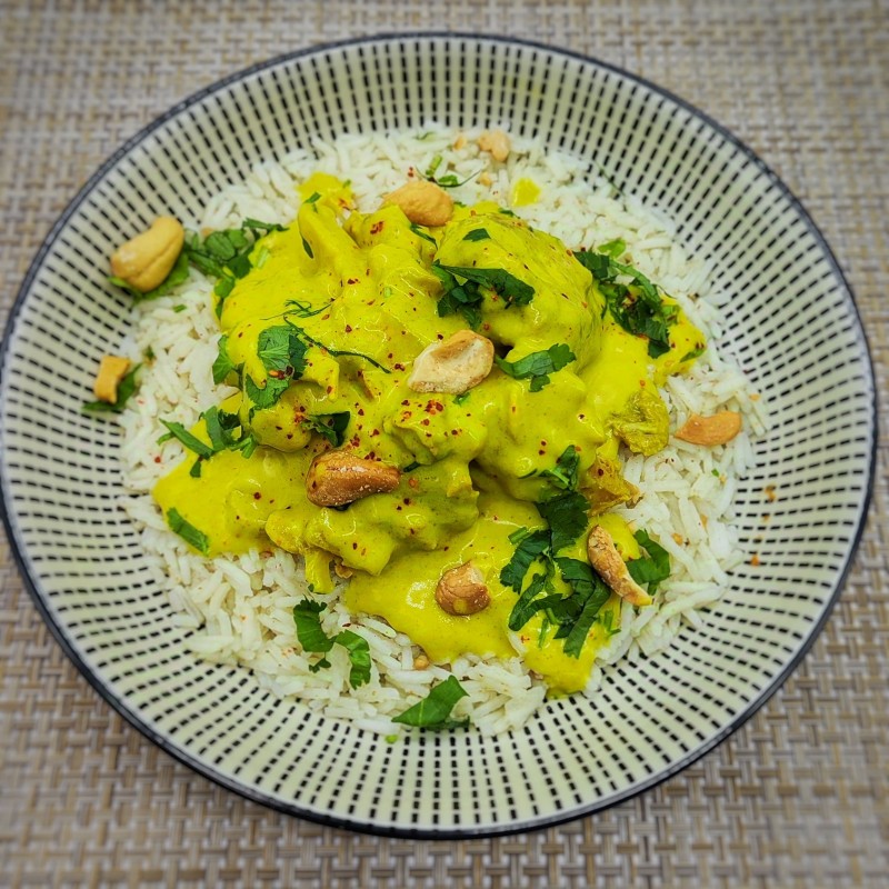 Carry de porc à l'ananas, lait de coco, noix de cajou, coriandre, et son riz aux épices*
