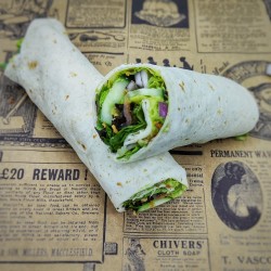 Wrap Nordique : saumon fumé, avocat, oignon rouge et frit, concombre, fromage frais aux herbes, salade