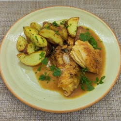 Poulet rôti du dimanche, jus de cuisson et à l'ail au thym et potatoes maison