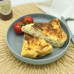 Tarte au poulet, tomates confites, oignons confits, cheddar