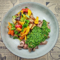 Emincé de boeuf chimichurri*, pommes de terre sautées, poivrons confits à l'huile d'avocat