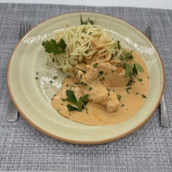 Poulet façon Gaston Gerard et spaghetti, crème, paprika, moutarde, comté