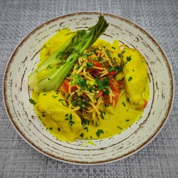 Curry de poulet au Lait de Coco, Citron vert, gingembre et nouilles sautées aux légumes*