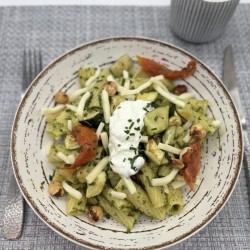 Pâtes au pesto vert, crème de burrata, tomates confites, courgettes, mozzarella et noisette