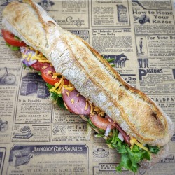 Sandwich Texan : Bacon grillé, sauce cocktail, cheddar, oignons rouges, tomate, salade