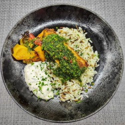 Saumon grillé cajun, sauce chimichurri, poivrons rôtis, riz sauvage et crème de ciboulette à l'échalote