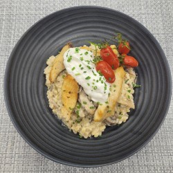 Risotto crémé aux pointes d'asperges, pétoncles, crumble à l'encre de seiche, ciboulette et parmesan