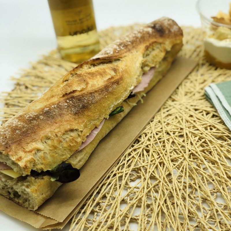 Sandwich Parisien : jambon blanc, mayonnaise, oeuf, tomate, salade