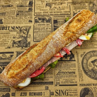 Sandwich Parisien : jambon blanc, mayonnaise, oeuf, tomate, salade