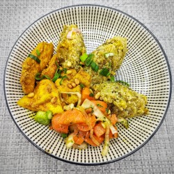Poulet mariné, quinoa aux poireaux, carottes à la persillade et miel, échalotes, pignons de pin