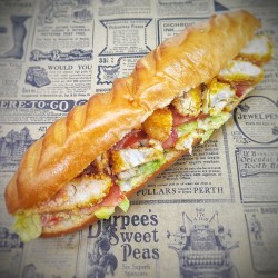 Sandwich Le Bellini : Pain viennois, poulet pané, sauce Brazil* , tomate, oignons rouge, iceberg