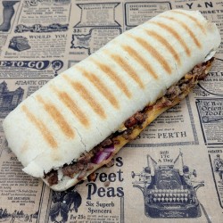 Panini sauce algérienne oignons confits bœuf haché à la sauce tomate, crème, cheddar