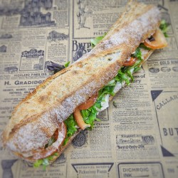 Sandwich Le Calypso : thon, mayonnaise, tomate, oignons rouges, olives noires, oeuf, salade