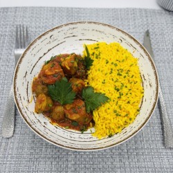 Rougail saucisse et riz au curcuma, coriandre fraiche, citron vert