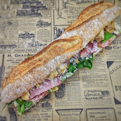 Sandwich Paulette : poulet, bacon, parmesan, sauce tartare maison, tomate, salade