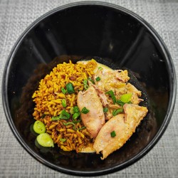 Chipiron à l'ail, sauce safran et piment d'espelette, riz pilaf