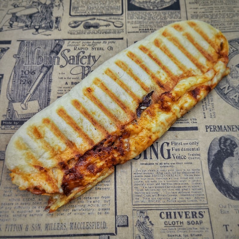 Panini au chorizo, sauce barbecue, oignons confits, poivrons, cheddar