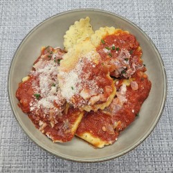 Ravioles basilic/ricotta/mascarpone , lardons grillés, sauce tomate, parmesan, basilic