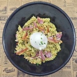 Pâtes au pesto vert, burratina, pancetta grillé, pignon